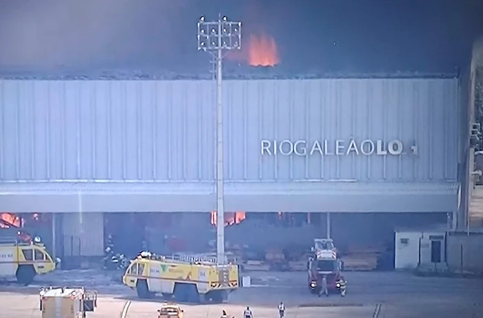 Incendio en una terminal de carga del Aeropuerto de Río de Janeiro.Incendio en una terminal de carga del Aeropuerto de Río de Janeiro.
